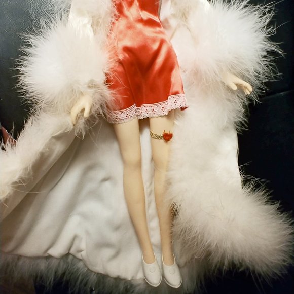 Betty Boop Collector Doll - Picture 3 of 6